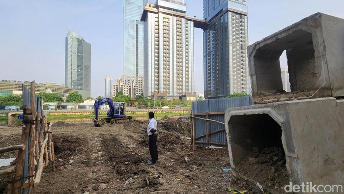 Petugas mengoperasikan alat berat eskavator guna membangun saluran gorong-gorong di Waduk Melati, Tanah Abang, Jakarta, Senin (13/11/2023). Pembuatan gorong-gorong tersebut merupakan bagian dari upaya mencegah pendangkalan waduk dan untuk mengantisipasi banjir. Tampak pula sebagian pekerja sedang duduk-duduk di waktu istirahat.