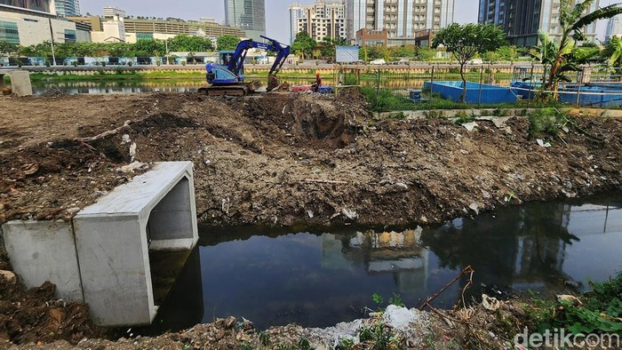 Petugas mengoperasikan alat berat eskavator guna membangun saluran gorong-gorong di Waduk Melati, Tanah Abang, Jakarta, Senin (13/11/2023). Pembuatan gorong-gorong tersebut merupakan bagian dari upaya mencegah pendangkalan waduk dan untuk mengantisipasi banjir. Tampak pula sebagian pekerja sedang duduk-duduk di waktu istirahat.