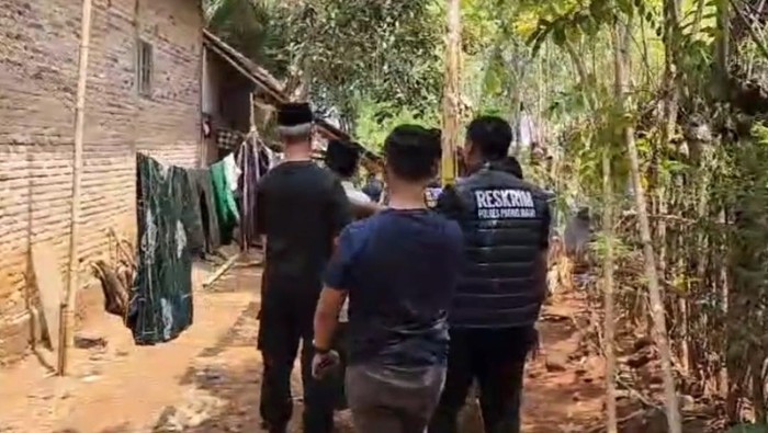 Pembunuh petani cabai di Probolinggo ditangkap di rumahnya. Pelaku tak lain masih tetangga korban.