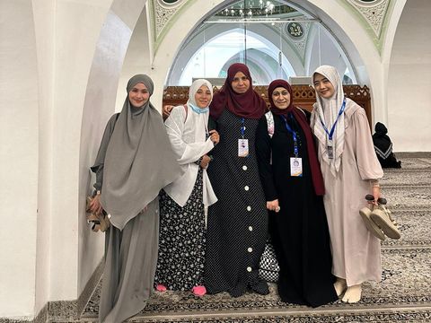 Pemenang Emeron Hijab Hunt 2023 Saat Berada di Masjid Quba dan Jabal Uhud