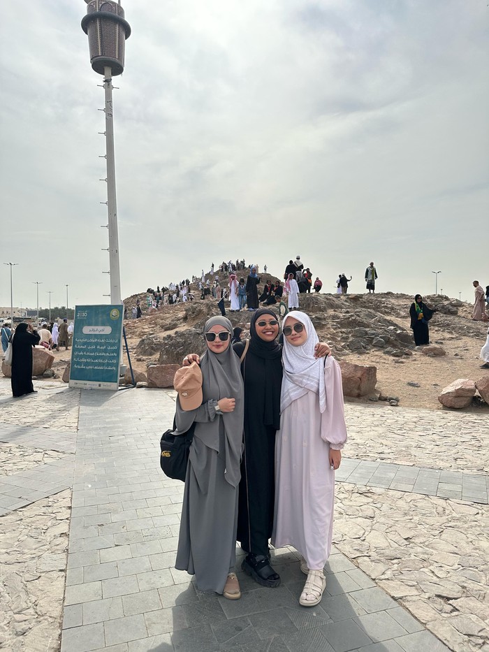 Pemenang Emeron Hijab Hunt 2023 Saat Berada di Masjid Quba dan Jabal Uhud