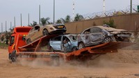 Sebuah truk mengangkut bangkai mobil yang akan dikumpulkan di perbatasan. REUTERS/Evelyn Hockstein  