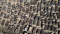 Pemandangan kendaraan yang dihancurkan oleh Hamas selama serangan 7 Oktober ke Israel, dikumpulkan di sebuah lapangan dekat perbatasan Israel-Gaza, Israel 30 Oktober 2023. REUTERS/Ilan Rosenberg  