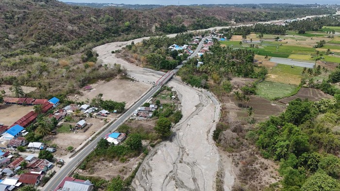 Foto udara salah satu sungai yang mengalami pendangkalan di sekitar pemukiman dan perkebunan warga di Desa Nupabomba, Kabupaten Donggala, Sulawesi Tengah, Senin (13/11/2023). Kondisi tersebut berpotensi mengakibatkan bencana banjir dan abrasi terutama saat musim hujan. ANTARA FOTO/Mohamad Hamzah/YU