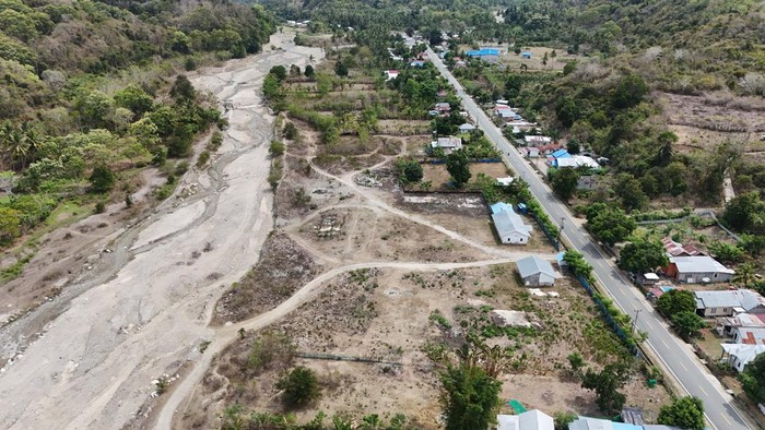 Foto udara salah satu sungai yang mengalami pendangkalan di sekitar pemukiman dan perkebunan warga di Desa Nupabomba, Kabupaten Donggala, Sulawesi Tengah, Senin (13/11/2023). Kondisi tersebut berpotensi mengakibatkan bencana banjir dan abrasi terutama saat musim hujan. ANTARA FOTO/Mohamad Hamzah/YU