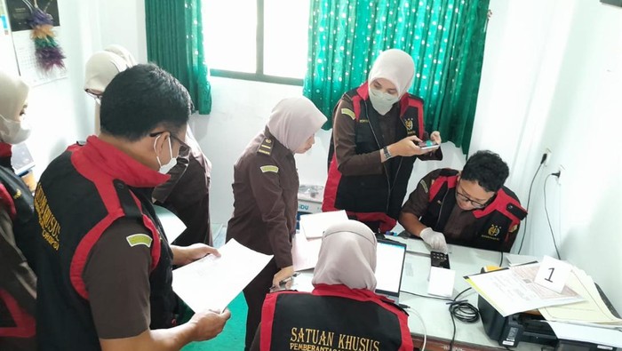 Penggeledahan di Kantor Kalurahan Candibinangun Pakem Sleman terkait kasus Mafia TKD, Senin (13/11/2023)