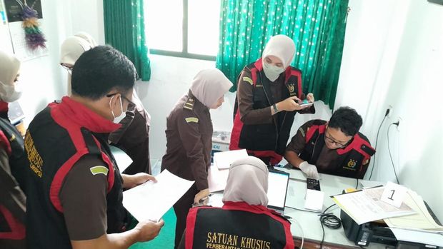 Penggeledahan di Kantor Kalurahan Candibinangun Pakem Sleman terkait kasus Mafia TKD, Senin (13/11/2023)