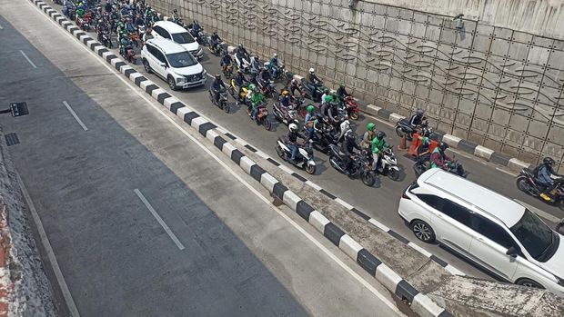 Penutup got yang rusak di underpass Mampang ditutupi dengan pembatas jalan berwarna oranye (Wildan/detikcom)