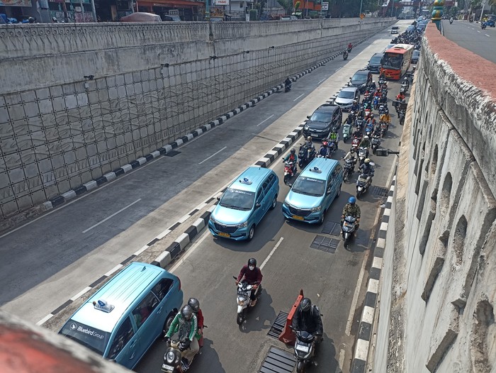 Penutup got yang rusak di underpass Mampang ditutupi dengan pembatas jalan berwarna oranye (Wildan/detikcom)