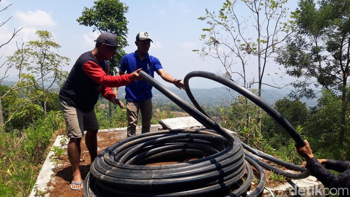 Warga Dukuh Mongkrong, Desa Jlarem, Kecamatan Gladagsari, Kabupaten Boyolali memperbaiki pipa air yang rusak, Senin (13/11/2023).