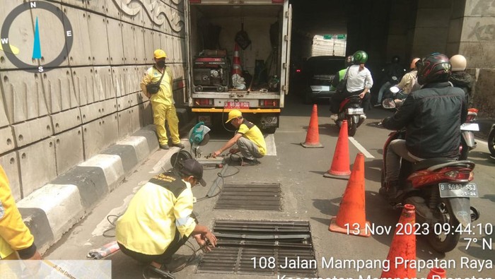 Perbaikan tutup got di Underpass Mampang Prapatan, 13 November 2023. (Dok Dinas Bina Marga DKI)