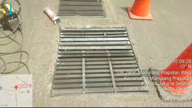 Perbaikan tutup got di Underpass Mampang Prapatan, 13 November 2023. (Dok Dinas Bina Marga DKI)