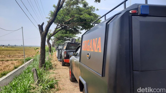 Personel Gegana di lokasi penemuan benda diduga granat di pinggir Sungai Juwana, Pati, Senin (13/11/2023).