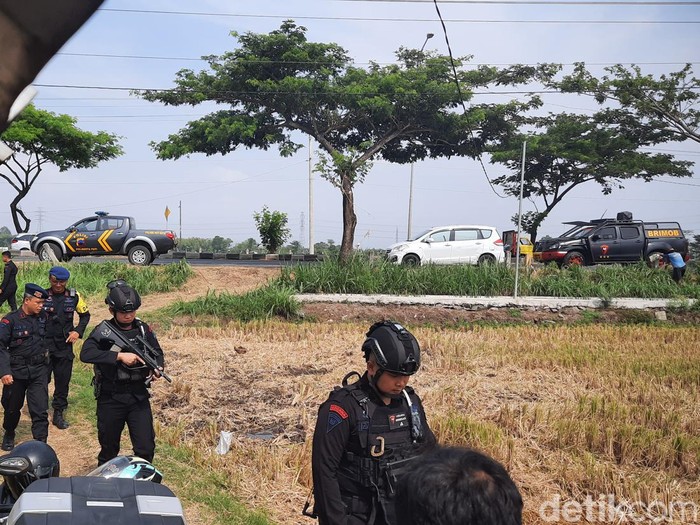 Personel Gegana di lokasi penemuan benda diduga granat di pinggir Sungai Juwana, Pati, Senin (13/11/2023).
