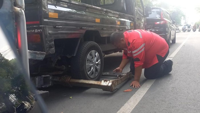 Petugas Dishub memasang derek untuk memindah mobil yang parkir di area steril Stadion Manahan Solo, Senin (13/11/2023).