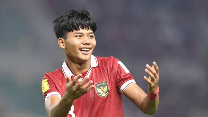 Pesepak bola Timnas Indonesia Da Bin ji (kiri) menggiring bola melewati pesepak bola Timnas Panama Juan Jimenez (kanan) dalam pertandingan penyisihan Grup A Piala Dunia U-17 2023 di Stadion Gelora Bung Tomo di Stadion Gelora Bung Tomo (GBT), Surabaya, Jatim, Surabaya, Jawa Timur, Senin (13/11/2023). ANTARA FOTO/Aditya Pradana Putra/Spt