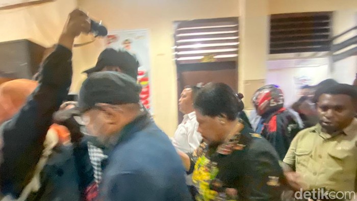 Pj Bupati Sorong Yan Piet Mosso terjaring OTT KPK akan diterbangkan ke Jakarta. Juhra Nasir/detikcom