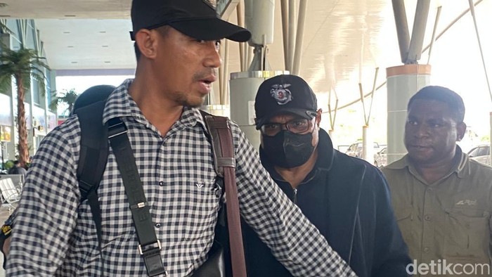 Pj Bupati Sorong Yan Piet Mosso terjaring OTT KPK akan diterbangkan ke Jakarta. Juhra Nasir/detikcom