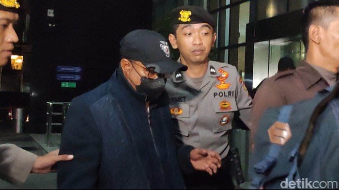 Pj Bupati Sorong Yan Piet Mosso terjaring OTT KPK. Yan tiba di gedung Merah Putih KPK, Jakarta Selatan malam ini. (Wilda HN/detikcom)
