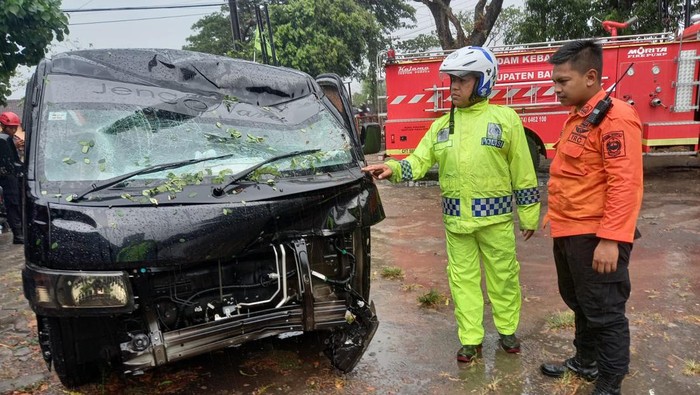 Pohon tumbang timpa mobil pikap di jalan Ring Road Selatan Jogja di Banguntapan, Bantul, Senin (13/11/2023).