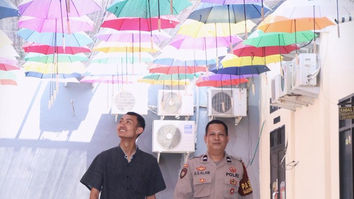 Polres Gowa, Sulawesi Selatan (Sulsel) menghadirkan spot foto payung warna warni di sekitar area ruang pelayanan publik bagi masyarakat.