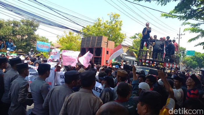 polres sampang didemo