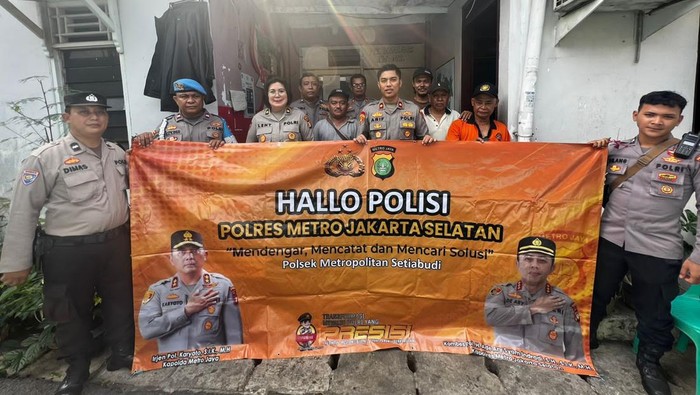 Polsek Setiabudi mengecek pos satkamling di wilayah Pasar Cimanggis, Setiabudi, Jaksel. Satkamling diaktifkan untuk memastikan kondusivitas jelang Pemilu 2024. (dok ist)