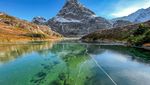 Potret Danau di Alaska Tertutup Es Sebening Kristal