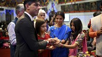 Perdana Menteri Rishi Sunak mengunjungi Kuil Hindu Masyarakat Veda di Jalan Radcliffe di kota itu pada Minggu malam untuk upacara Aarti, yang diikuti oleh keluarganya. (Finnbarr Webster/PA via AP)  