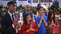 Sunak, orang Inggris-India pertama yang menjadi perdana menteri, mengunjungi kuil Hindu yang sama saat masih muda. (Finnbarr Webster/PA via AP)  