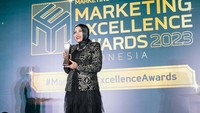 Lailatul Mauliyah Zubaidah, Head of Marketing, Customers, and Corporate Communications Prudential Syariah sebagai perwakilan Prudential Syariah menerima penghargaan dari Marketing Excellence Awards 2023. 