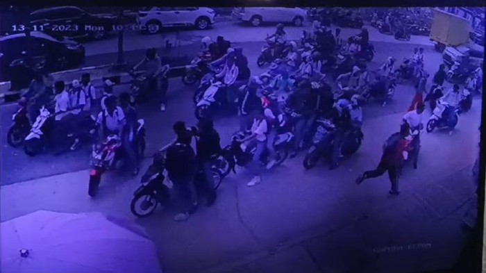 Puluhan siswa berseragam serang SMAN 5 Kota Jambi.