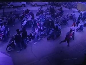 SMAN 5 Jambi Diserang Puluhan Pelajar, Hujan Batu hingga Pagar Dirusak