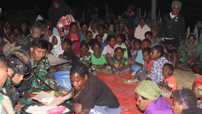 Sebanyak 200 warga dari 10 kampung di Distrik Gome, Kabupaten Puncak, Papua Tengah mengungsi usai KKB membakar gedung sekolah dan rumah adat.