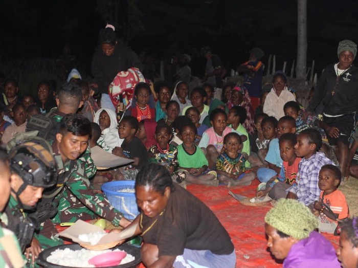 Sebanyak 200 warga dari 10 kampung di Distrik Gome, Kabupaten Puncak, Papua Tengah mengungsi usai KKB membakar gedung sekolah dan rumah adat.
