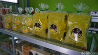 Selain dalam bentuk buah, nanas juga bisa diolah. Seperti yang dilakukan oleh Kelompok Wanita Tani (KWT) Almeidah di Desa Siwarak, Kecamatan Karangreja, Kabupaten Purbalingga. KWT ini menjual beragam olahan nanas, salah satunya koktail atau jus nanas ini. Bisa langsung disantap atau disajikan dingin lebih nikmat.