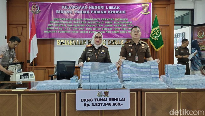 Ratu Lilis Karyawati, adik tiri Ratu Atut Chosiyah, mengembalikan uang pengganti Rp 3,8 miliar terkait korupsi proyek sodetan Cibinuangeun tahun 2011. (Fathul R/detilkcom)