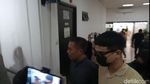 Momen Fadly Faisal Dampingi Rebecca Klopper Hadiri Sidang Penyebar Video Syur
