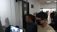 Saat datang ke Pengadilan Negeri Jakarta Selatan, Fadly Faisal juga tak bicara sepatah katapun. Dia hanya terdiam dan terus ada di samping Rebecca Klopper. Foto: dok. Ahsan/detikHOT