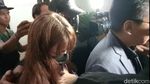 Momen Fadly Faisal Dampingi Rebecca Klopper Hadiri Sidang Penyebar Video Syur