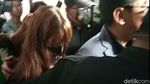Momen Fadly Faisal Dampingi Rebecca Klopper Hadiri Sidang Penyebar Video Syur