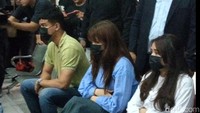 Fadly Faisal yang mendampingi Rebecca Klopper terlihat terus memandangi terdakwa pelaku penyebar video syur mirip Rebecca Klopper. Fadly Faisal datang bersamaan dengan Rebecca Klopper di Pengadilan Negeri Jakarta Selatan, Senin (13/11/2023). Foto: Ahsan/detikhot