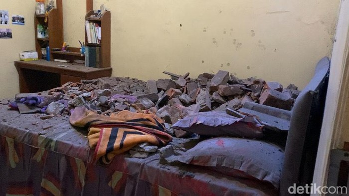 Reruntuhan bangunan tua yang timpa rumah Andika di Sukabumi