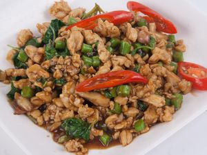 Menu Harian Ramadan 5: Ayam Tumis Kemangi dan Cumi Saus Padang yang Pedas Harum