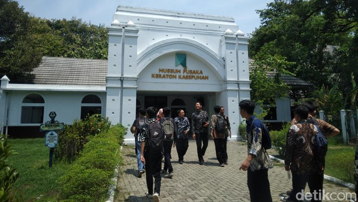 Rombongan pengunjung Keraton Kasepuhan Cirebon.
