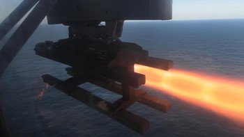 Rudal AGM-114 Hellfire adalah salah satu senjata andalan helikopter dan pesawat tak berawak (drone) milik Amerika Serikat (AS) untuk menghancurkan tank, kendaraan lapis baja, dan target lainnya di darat. Rudal ini memiliki berbagai varian dengan sistem pemandu dan hulu ledak yang berbeda-beda. Namun, ada satu varian yang sangat rahasia dan jarang diketahui publik, yaitu AGM-114R9X Hellfire. (Foto: Dok. Military.com)