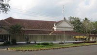 Rumah Residen Kedu. Dikutip dari kemdikbud, Rumah Residen Kedu, di Jalan Diponegoro No. 1 saat ini digunakan sebagai Museum Perang Diponegoro. Bangunan rumah Residen Kedu, bergaya Indische Empire Style. Rumah itu berbentuk limas dengan ventilasi yang besar sesuai dengan iklim tropis. (dok. Kemdikbud)