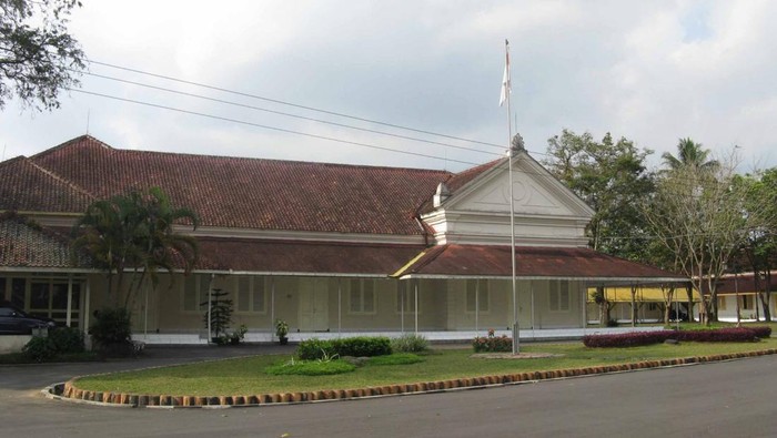 Rumah Dinas Residen Kedu, dari laman kebudayaan.kemdikbud.go.id, diakses Senin (13/11/2023).