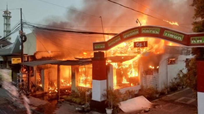 Rumah tempat tambal ban dan kios bensin eceran di Kota Pasuruan ludes terbakar.