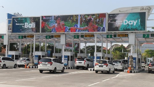 Sejumlah mobil mengantre di pintu masuk atau tol gate Bandara Internasional I Gusti Ngurah Rai, Bali. (Foto: Humas Bandara Internasional I Gusti Ngurah Rai)